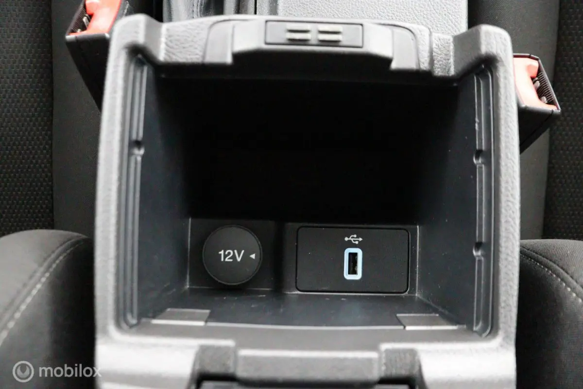 1.0 Lease Edition 101 Pk | Parkeersensoren | 16 inch lichtmetaal | All season banden | Navi | Trekhaak | carplay