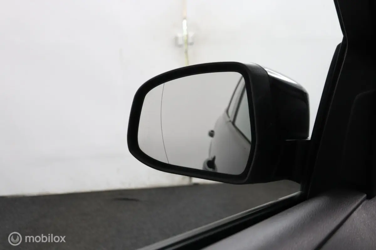 1.0 Lease Edition 101 Pk | Parkeersensoren | 16 inch lichtmetaal | All season banden | Navi | Trekhaak | carplay