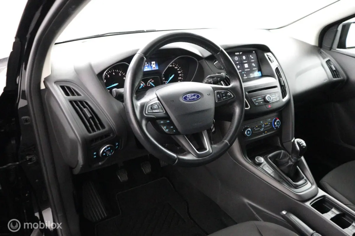 1.0 Lease Edition 101 Pk | Parkeersensoren | 16 inch lichtmetaal | All season banden | Navi | Trekhaak | carplay