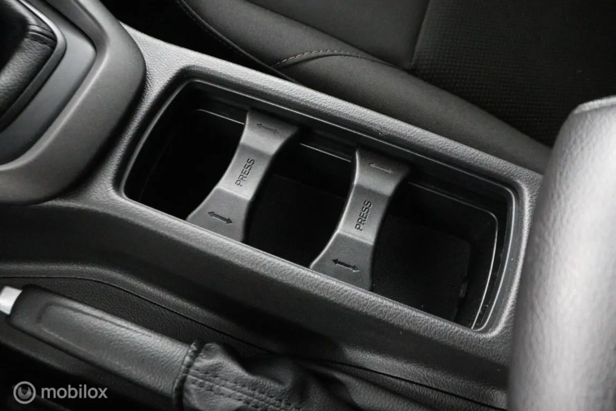 1.0 Lease Edition 101 Pk | Parkeersensoren | 16 inch lichtmetaal | All season banden | Navi | Trekhaak | carplay