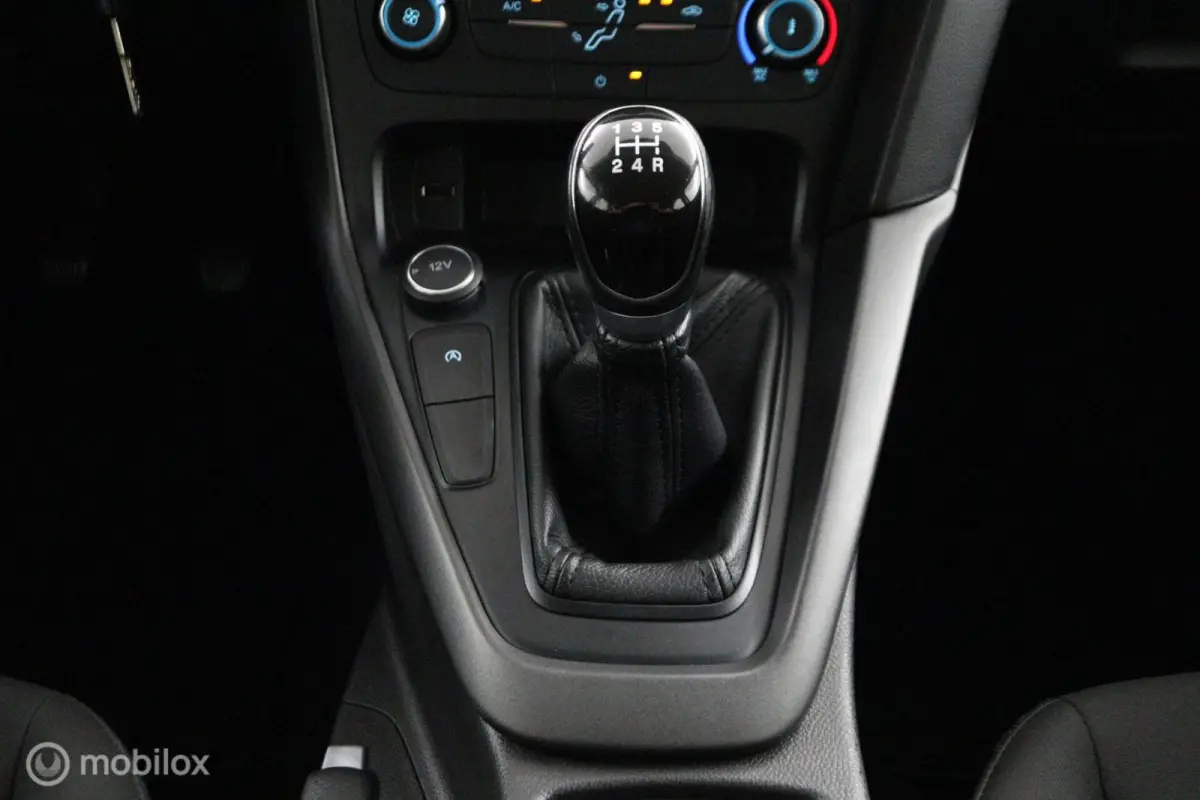 1.0 Lease Edition 101 Pk | Parkeersensoren | 16 inch lichtmetaal | All season banden | Navi | Trekhaak | carplay