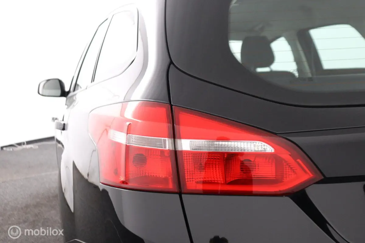 1.0 Lease Edition 101 Pk | Parkeersensoren | 16 inch lichtmetaal | All season banden | Navi | Trekhaak | carplay