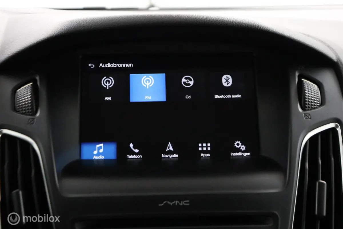 1.0 Lease Edition 101 Pk | Parkeersensoren | 16 inch lichtmetaal | All season banden | Navi | Trekhaak | carplay