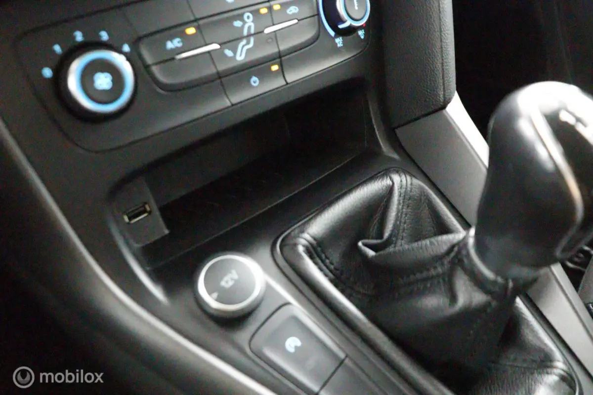 1.0 Lease Edition 101 Pk | Parkeersensoren | 16 inch lichtmetaal | All season banden | Navi | Trekhaak | carplay