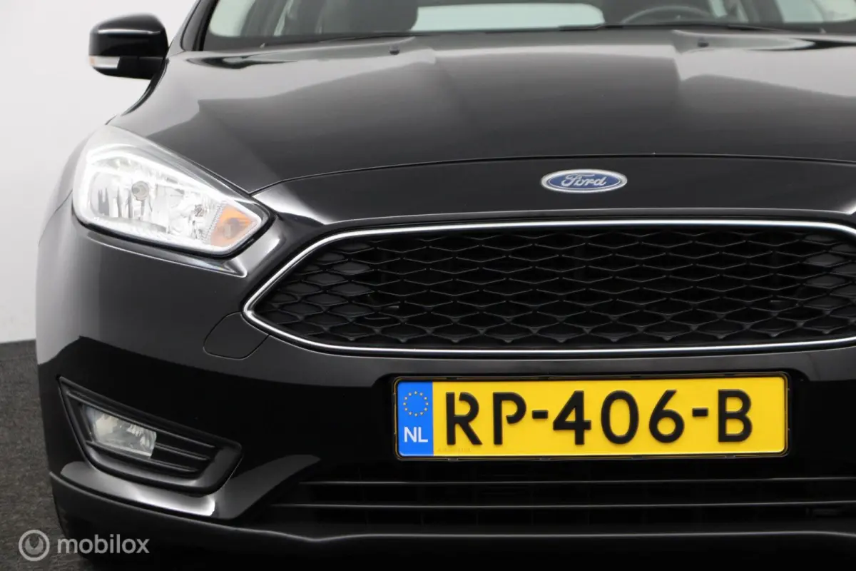 1.0 Lease Edition 101 Pk | Parkeersensoren | 16 inch lichtmetaal | All season banden | Navi | Trekhaak | carplay