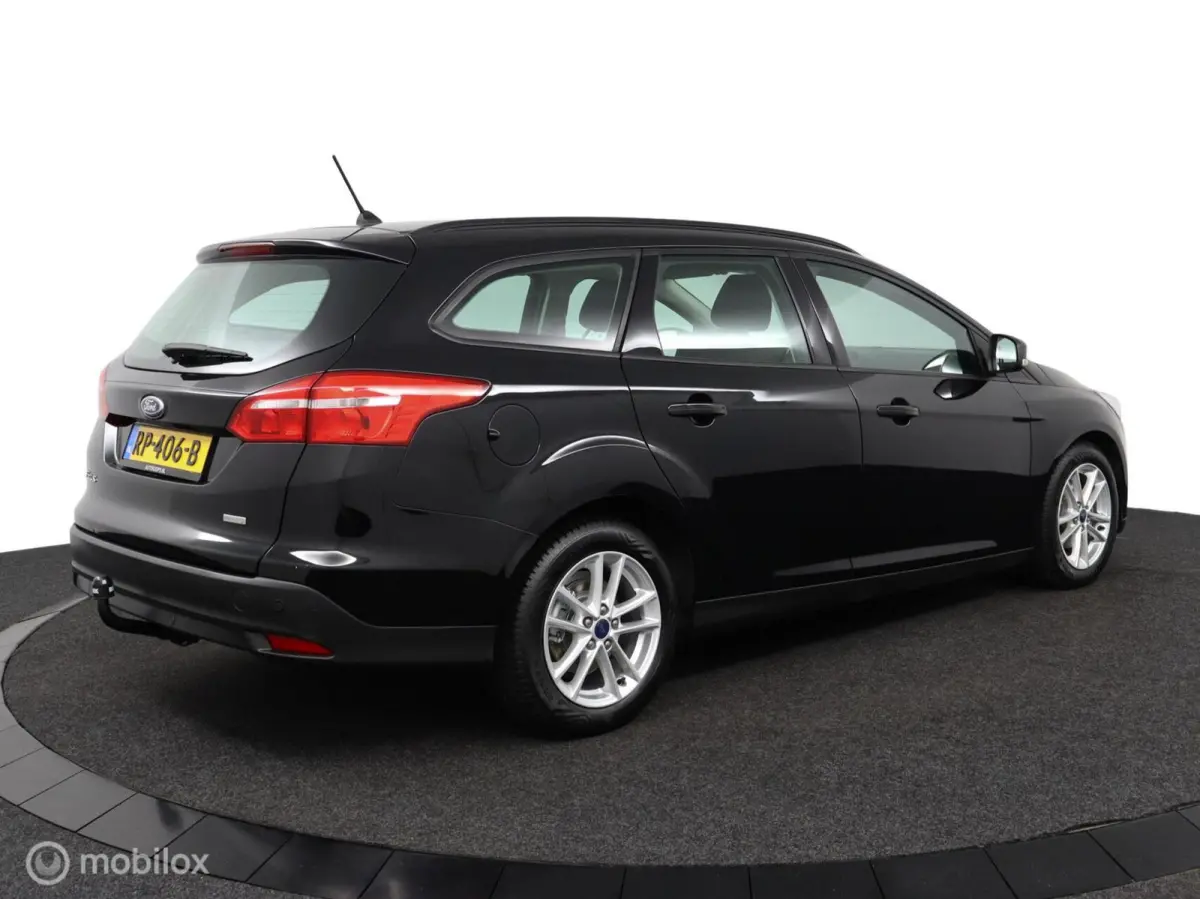 1.0 Lease Edition 101 Pk | Parkeersensoren | 16 inch lichtmetaal | All season banden | Navi | Trekhaak | carplay