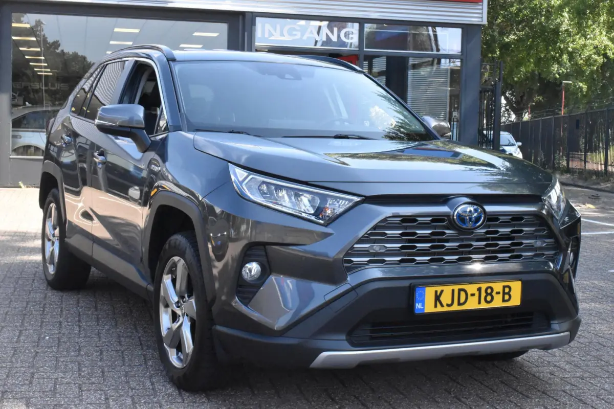 2.5 Hybrid Dynamic BSM | Navigatie | Camera | 100% Toyota Onderhouden | 12 mnd BOVAG garantie | Whatsapp 06-53188999