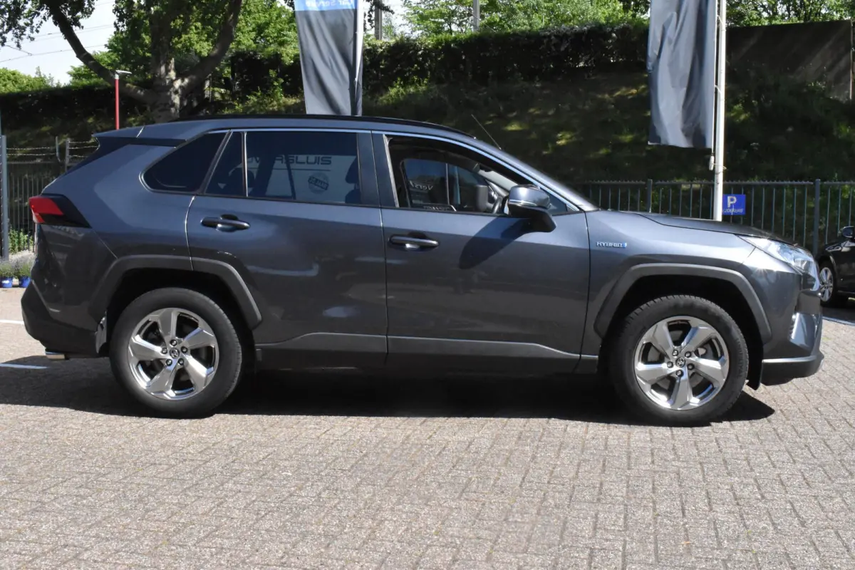 2.5 Hybrid Dynamic BSM | Navigatie | Camera | 100% Toyota Onderhouden | 12 mnd BOVAG garantie | Whatsapp 06-53188999
