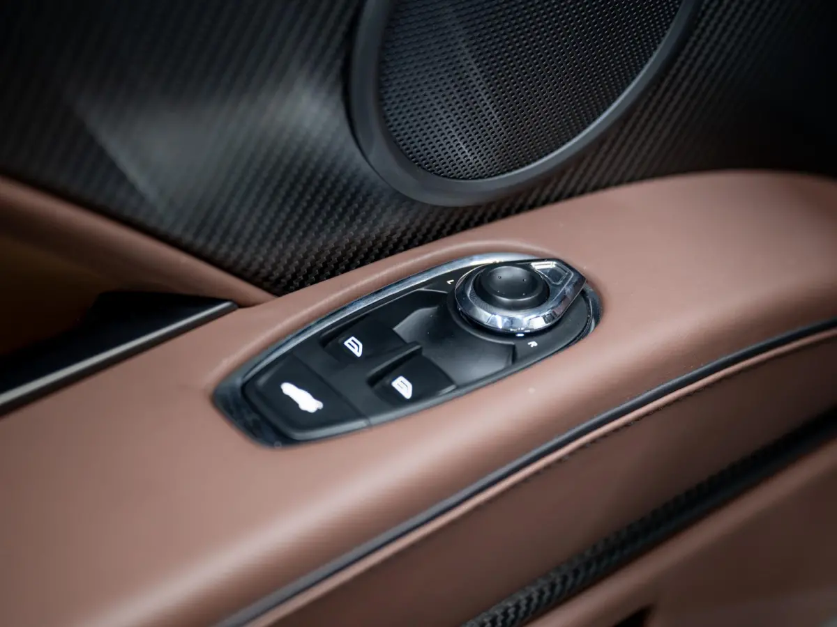 5.2 V12 | ULITMATE 770 | 1 of 199 | Carbon | Carb Bucket Seats |