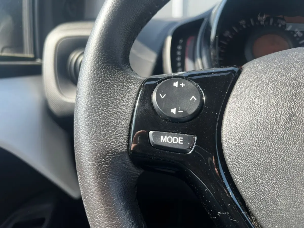 1.0 VTi 72pk Feel | Cruise | Climate | Camera | Privacy Glass