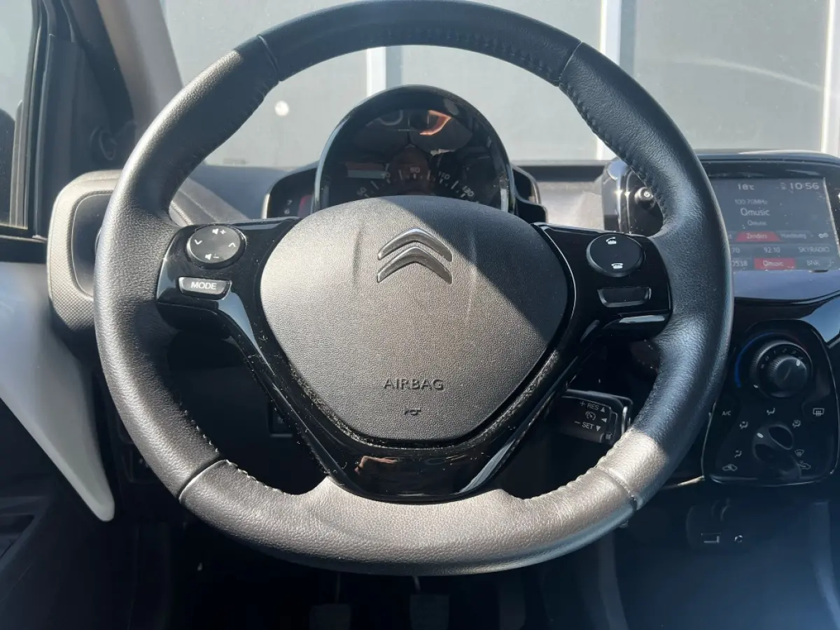 1.0 VTi 72pk Feel | Cruise | Climate | Camera | Privacy Glass