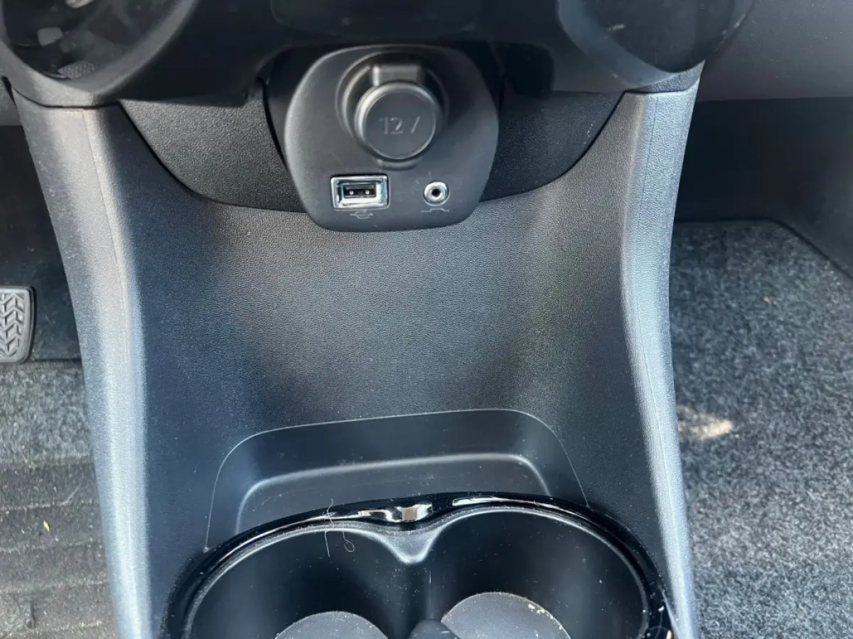 1.0 VTi 72pk Feel | Cruise | Climate | Camera | Privacy Glass