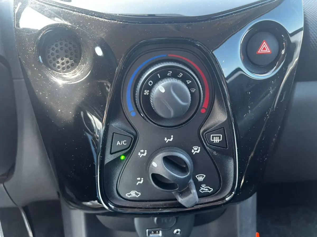 1.0 VTi 72pk Feel | Cruise | Climate | Camera | Privacy Glass