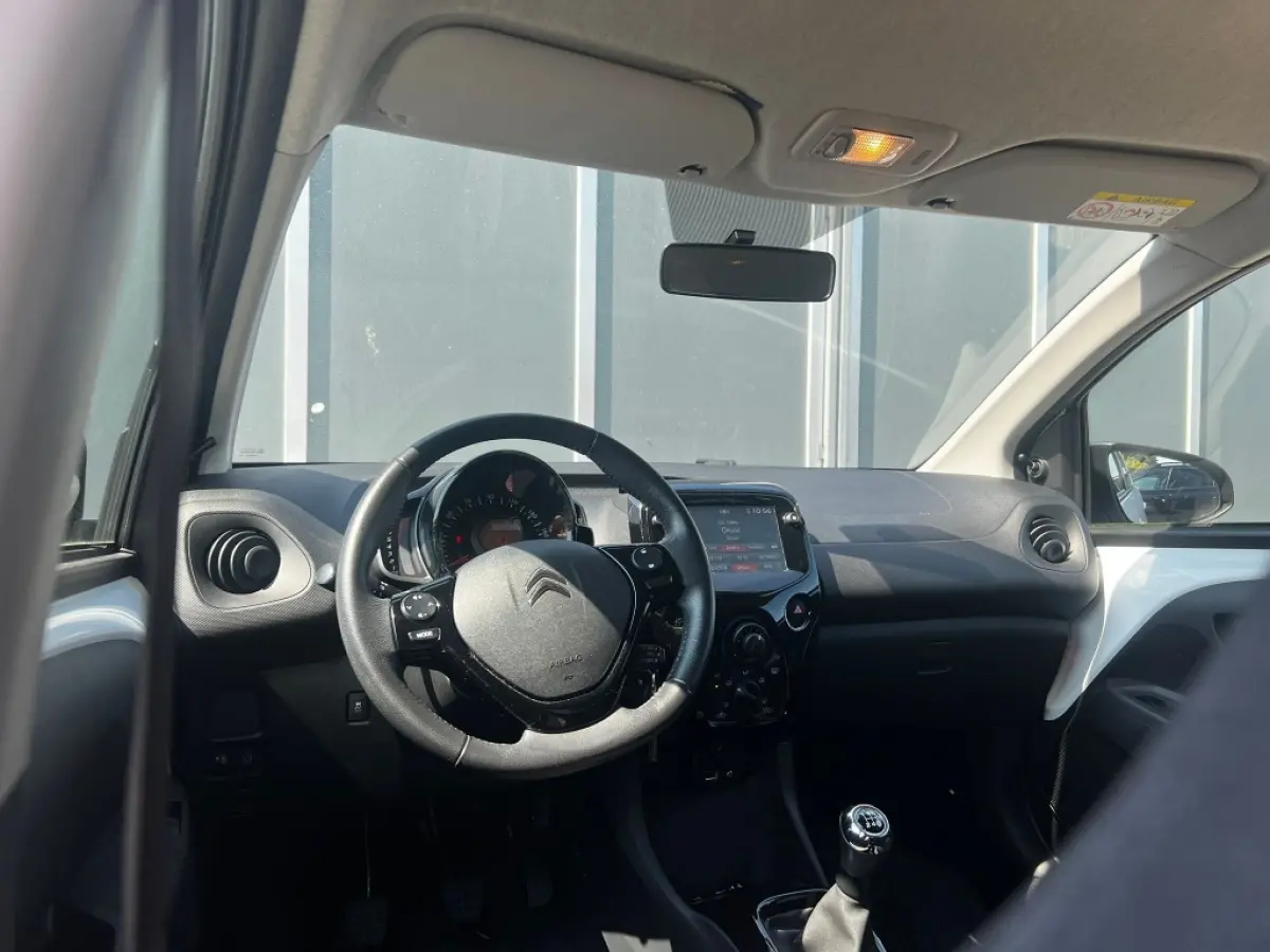 1.0 VTi 72pk Feel | Cruise | Climate | Camera | Privacy Glass