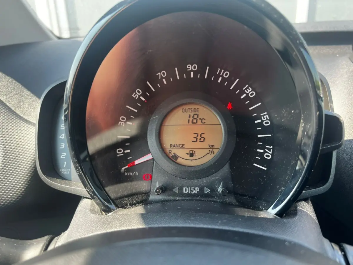 1.0 VTi 72pk Feel | Cruise | Climate | Camera | Privacy Glass