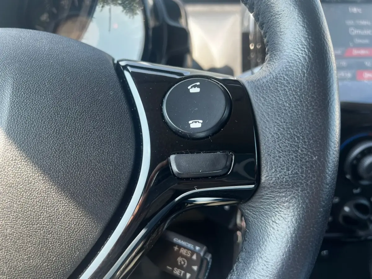 1.0 VTi 72pk Feel | Cruise | Climate | Camera | Privacy Glass