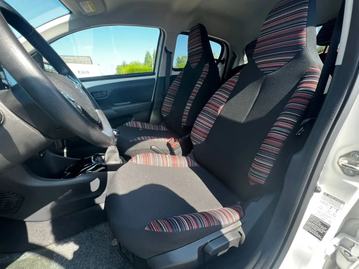 1.0 VTi 72pk Feel | Cruise | Climate | Camera | Privacy Glass