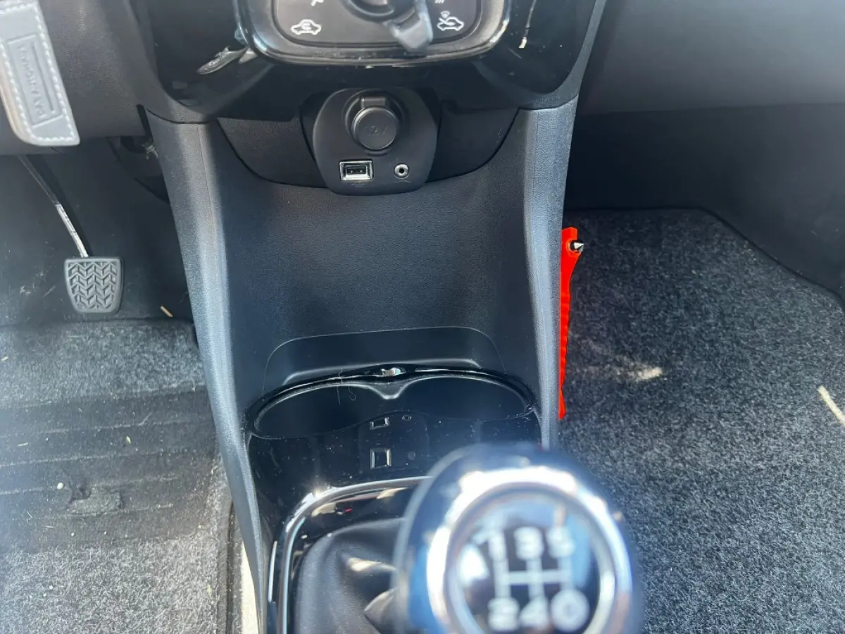 1.0 VTi 72pk Feel | Cruise | Climate | Camera | Privacy Glass