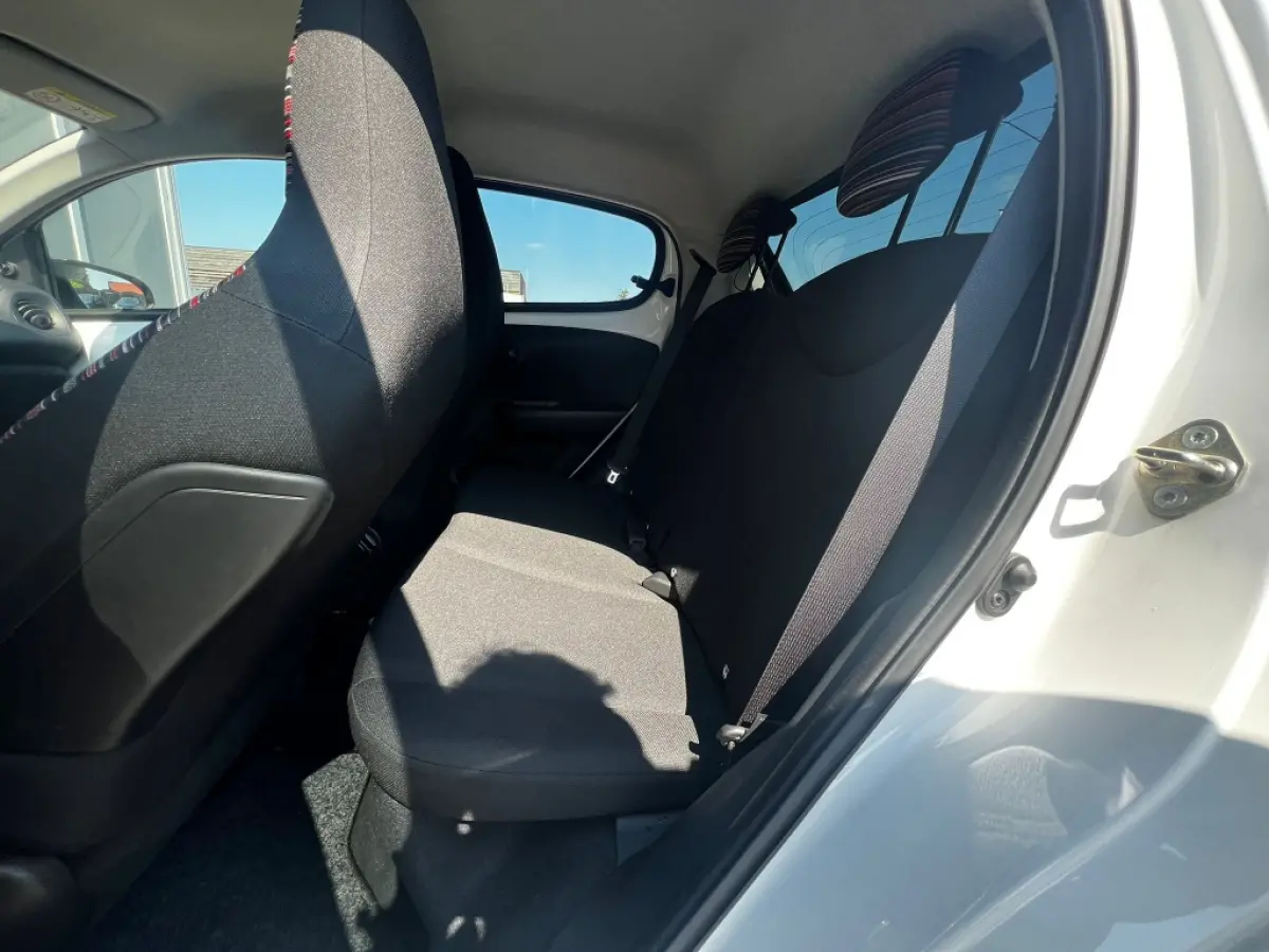 1.0 VTi 72pk Feel | Cruise | Climate | Camera | Privacy Glass