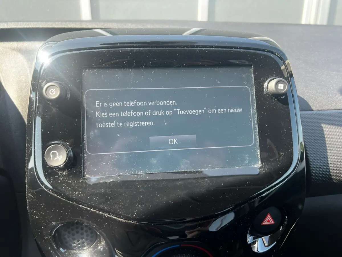 1.0 VTi 72pk Feel | Cruise | Climate | Camera | Privacy Glass