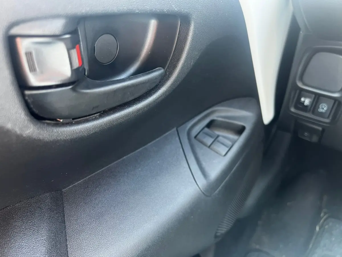 1.0 VTi 72pk Feel | Cruise | Climate | Camera | Privacy Glass