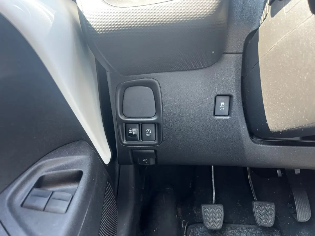 1.0 VTi 72pk Feel | Cruise | Climate | Camera | Privacy Glass