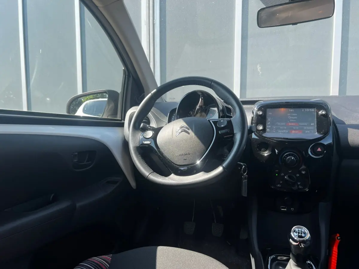 1.0 VTi 72pk Feel | Cruise | Climate | Camera | Privacy Glass