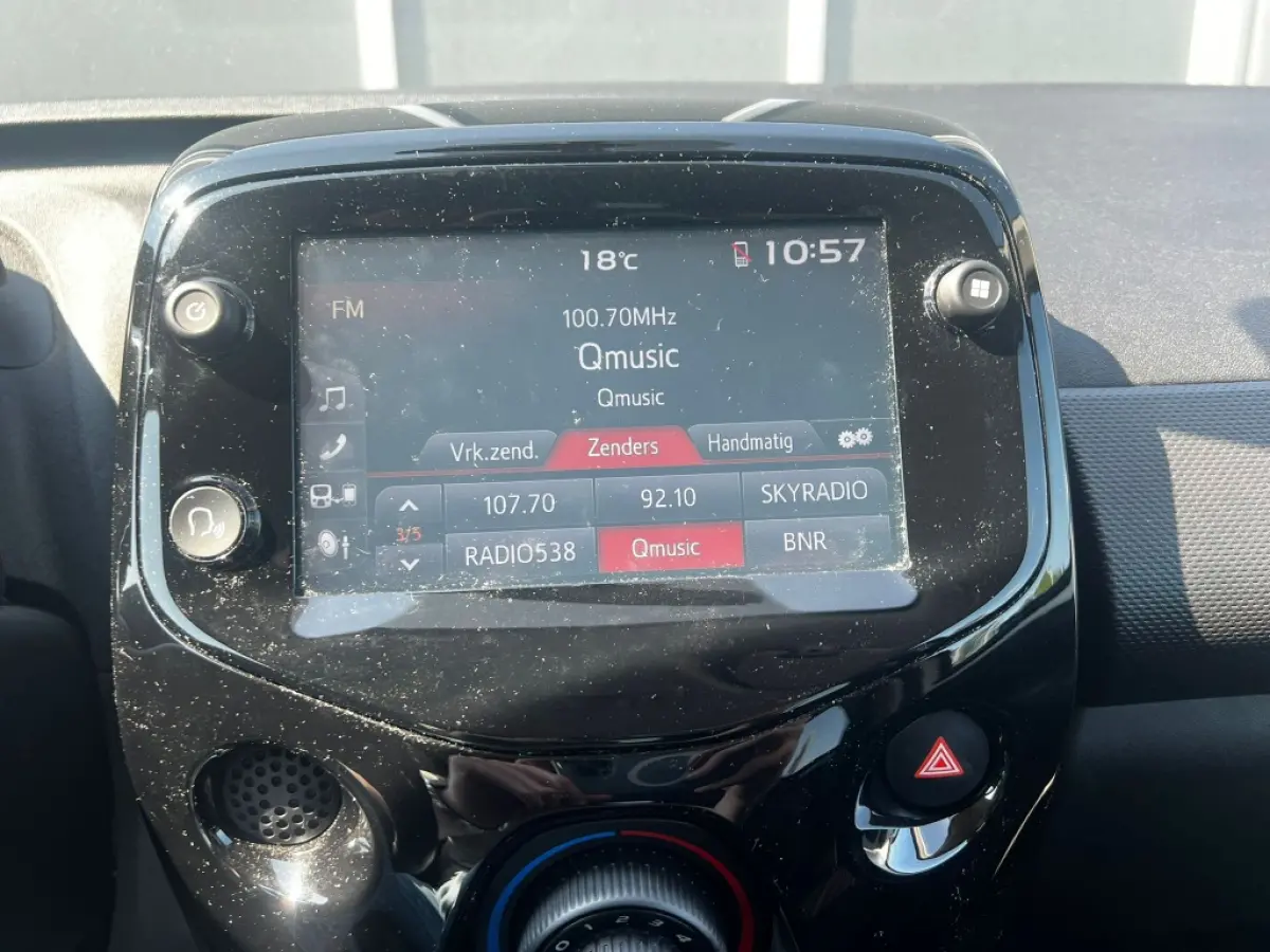 1.0 VTi 72pk Feel | Cruise | Climate | Camera | Privacy Glass
