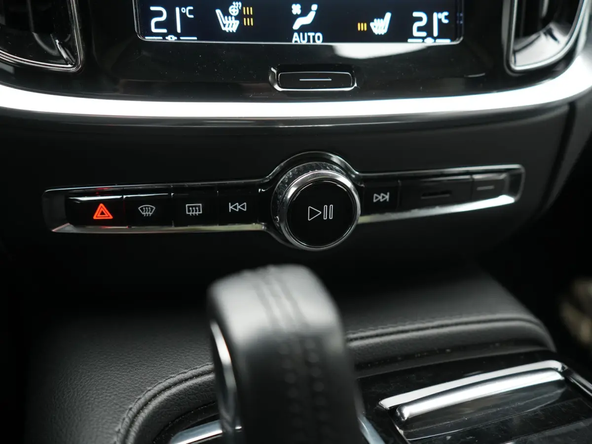 T6 Recharge AWD Inscription PHEV 340pk | Panodak | Adaptive Cruise | Elektrische achterklep| Camera | Stoelen & Stuur Verwarmd | Keyless | Blis | Apple Carplay | Navigatie | DAB | Virtual | 
