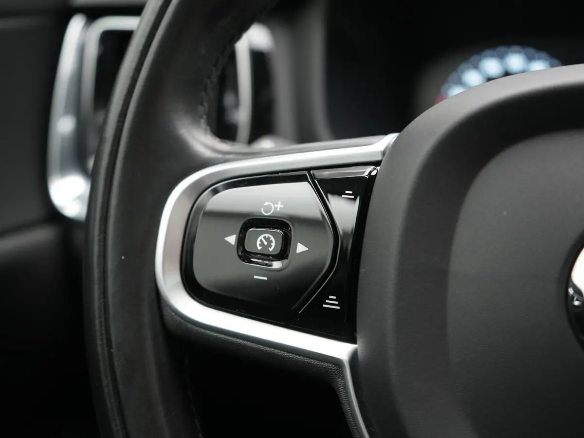 T6 Recharge AWD Inscription PHEV 340pk | Panodak | Adaptive Cruise | Elektrische achterklep| Camera | Stoelen & Stuur Verwarmd | Keyless | Blis | Apple Carplay | Navigatie | DAB | Virtual | 