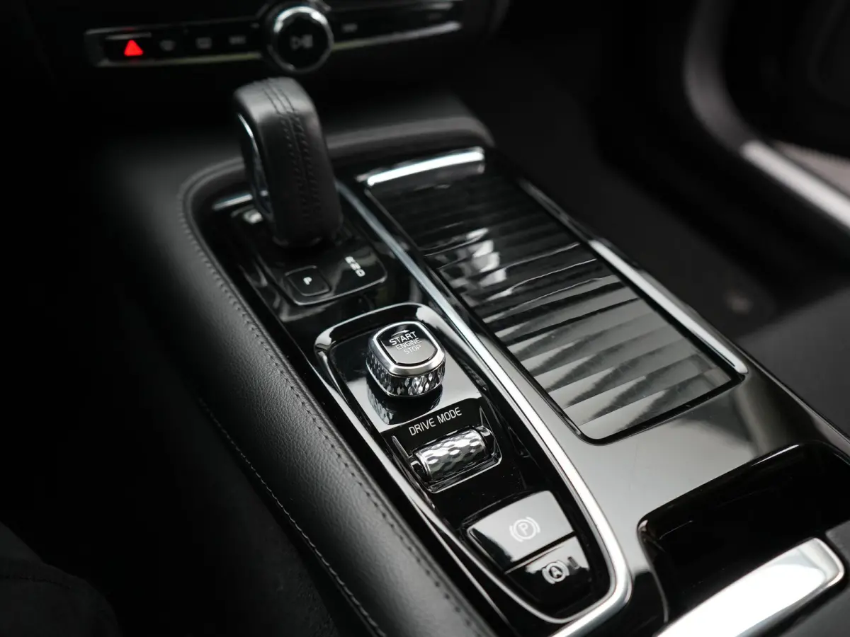 T6 Recharge AWD Inscription PHEV 340pk | Panodak | Adaptive Cruise | Elektrische achterklep| Camera | Stoelen & Stuur Verwarmd | Keyless | Blis | Apple Carplay | Navigatie | DAB | Virtual | 