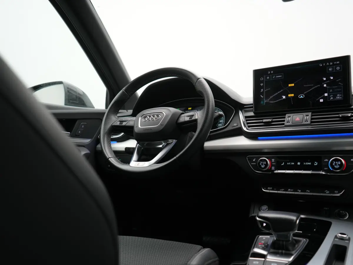50 TFSI e S Line FACELIFT PHEV 300pk Dealer O.H. | Luchtvering | Adaptive Cruise | Matrix Led | 360 Camera | Sportstoelen Verwarmd | Sfeerverlichting | Blis | Park Assist | Navigatie | DAB |