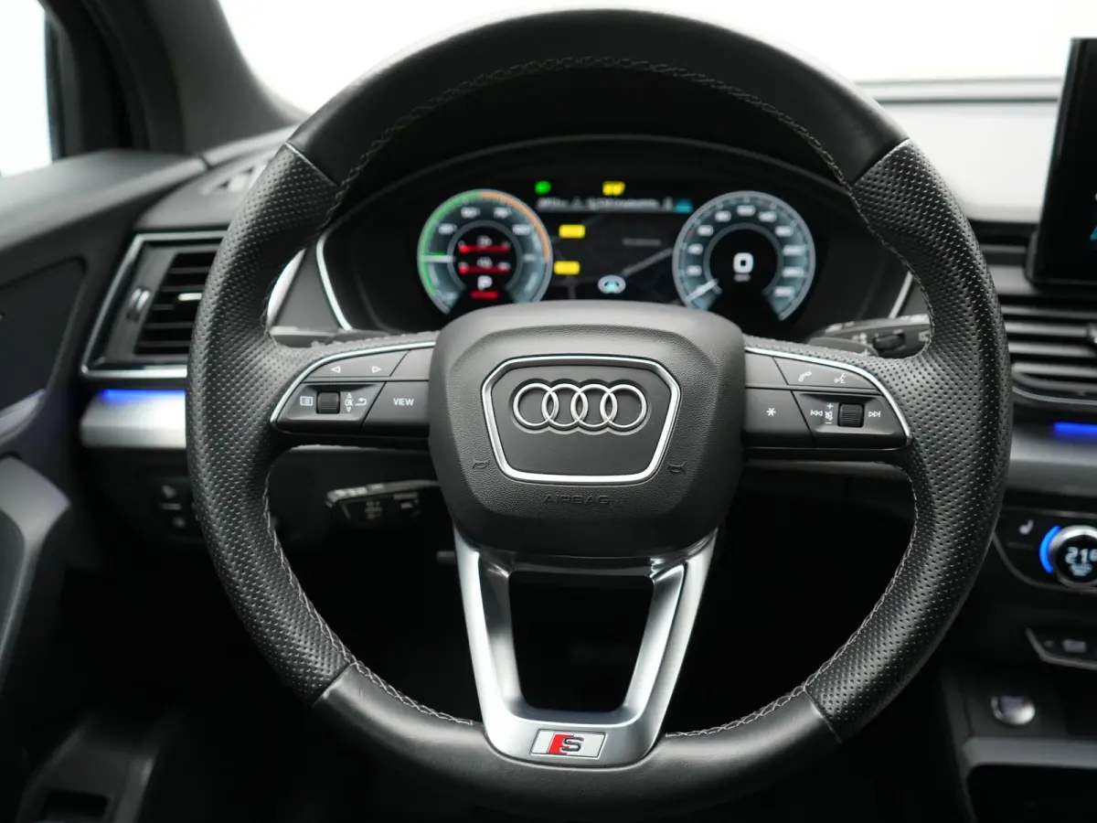 50 TFSI e S Line FACELIFT PHEV 300pk Dealer O.H. | Luchtvering | Adaptive Cruise | Matrix Led | 360 Camera | Sportstoelen Verwarmd | Sfeerverlichting | Blis | Park Assist | Navigatie | DAB |