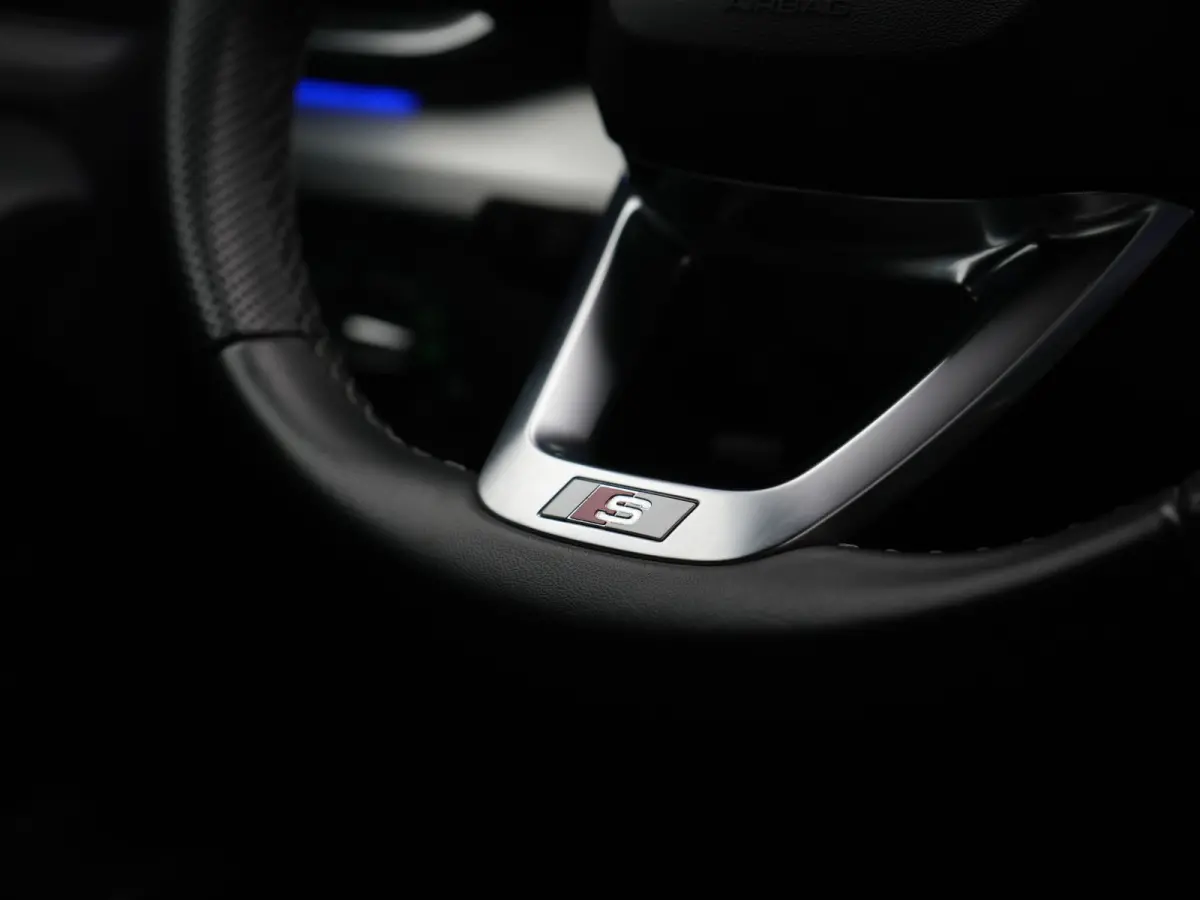 50 TFSI e S Line FACELIFT PHEV 300pk Dealer O.H. | Luchtvering | Adaptive Cruise | Matrix Led | 360 Camera | Sportstoelen Verwarmd | Sfeerverlichting | Blis | Park Assist | Navigatie | DAB |