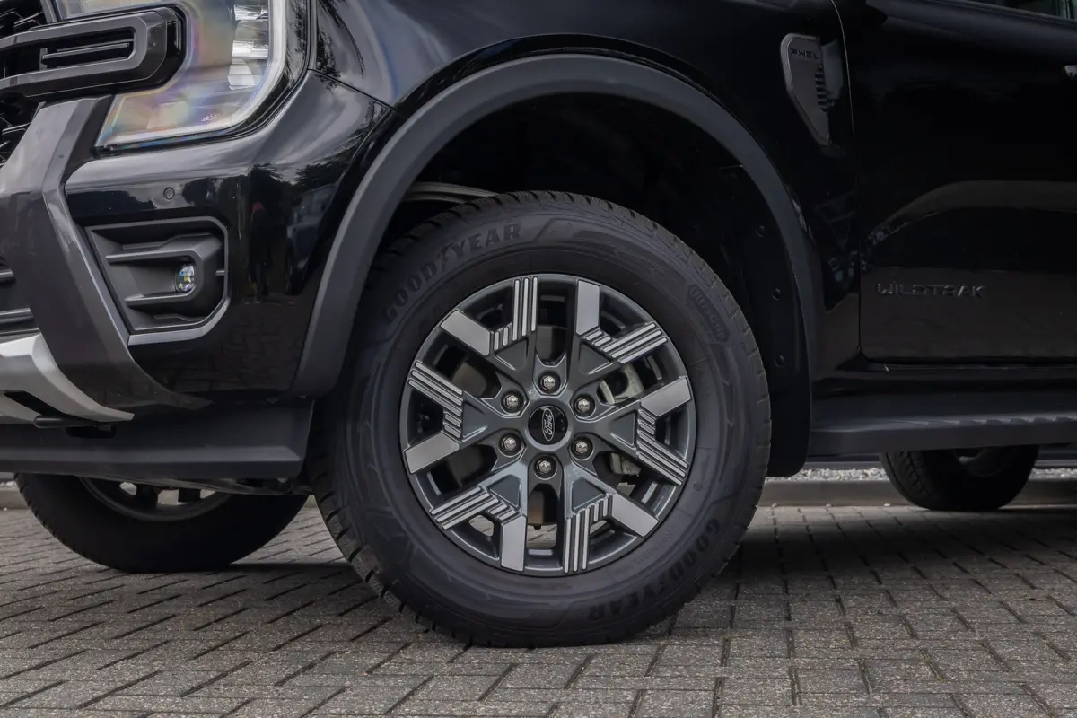 Plug-in-Hybrid Wildtrak e-4WD Dubbelcabine | 0.99% Financial Lease | 1-fase laadkabel mode 3 16A, 8 meter | 12" Infotainment scherm met SYNC 4, AM/FM/DAB radio en 6 speakers | 360 verlichtin