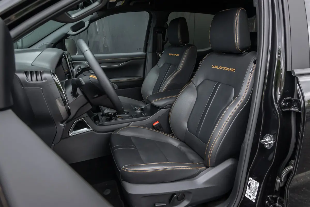 Plug-in-Hybrid Wildtrak e-4WD Dubbelcabine | 0.99% Financial Lease | 1-fase laadkabel mode 3 16A, 8 meter | 12" Infotainment scherm met SYNC 4, AM/FM/DAB radio en 6 speakers | 360 verlichtin