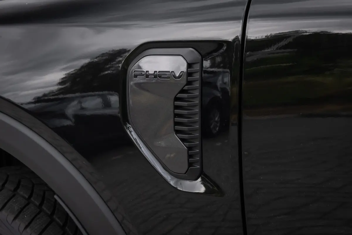 Plug-in-Hybrid Wildtrak e-4WD Dubbelcabine | 0.99% Financial Lease | 1-fase laadkabel mode 3 16A, 8 meter | 12" Infotainment scherm met SYNC 4, AM/FM/DAB radio en 6 speakers | 360 verlichtin