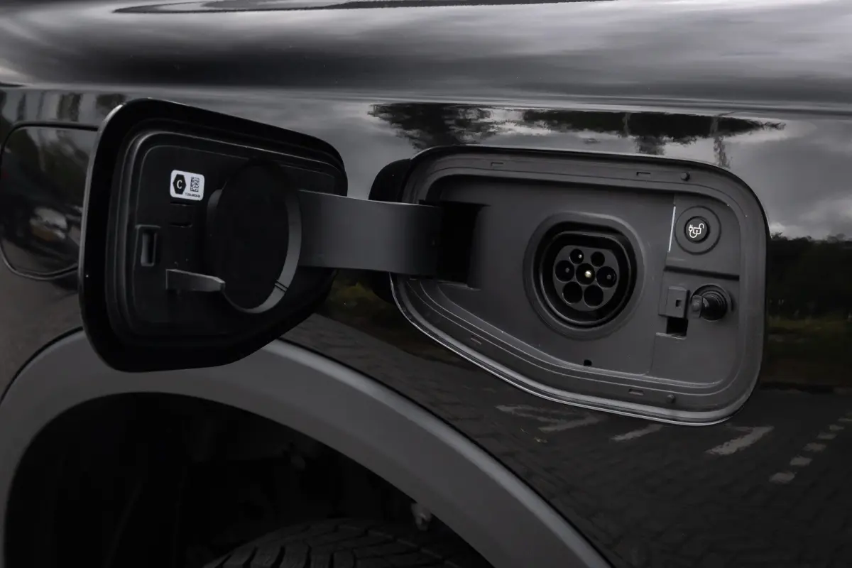 Plug-in-Hybrid Wildtrak e-4WD Dubbelcabine | 0.99% Financial Lease | 1-fase laadkabel mode 3 16A, 8 meter | 12" Infotainment scherm met SYNC 4, AM/FM/DAB radio en 6 speakers | 360 verlichtin