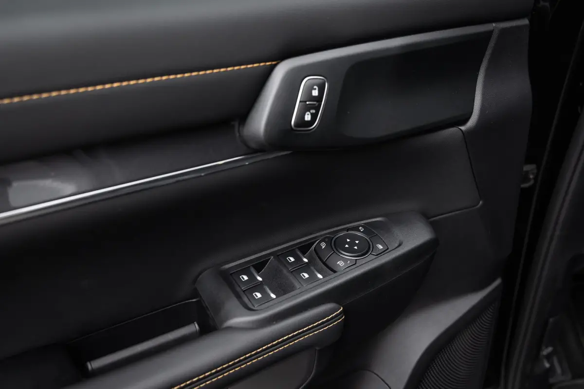 Plug-in-Hybrid Wildtrak e-4WD Dubbelcabine | 0.99% Financial Lease | 1-fase laadkabel mode 3 16A, 8 meter | 12" Infotainment scherm met SYNC 4, AM/FM/DAB radio en 6 speakers | 360 verlichtin