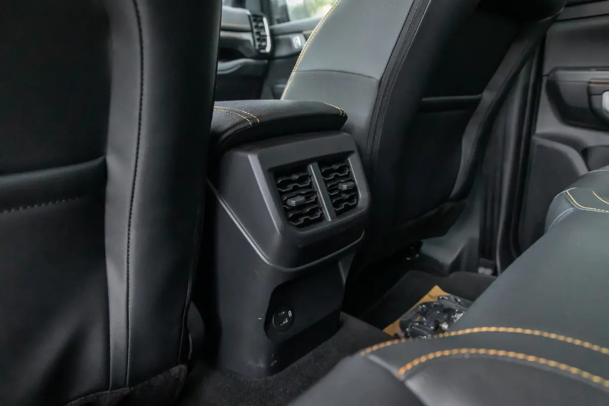 Plug-in-Hybrid Wildtrak e-4WD Dubbelcabine | 0.99% Financial Lease | 1-fase laadkabel mode 3 16A, 8 meter | 12" Infotainment scherm met SYNC 4, AM/FM/DAB radio en 6 speakers | 360 verlichtin