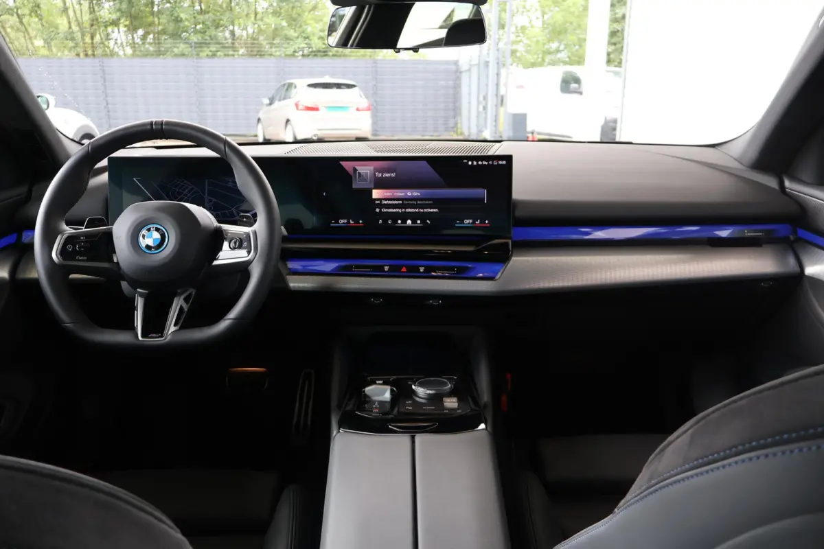 550e xDrive | SOH 100% | M Sport | Glazen Panoramadak | Harman/Kardon | Stoelverwarming | Camera | Parkeersensoren voor en achter | Adaptive LED