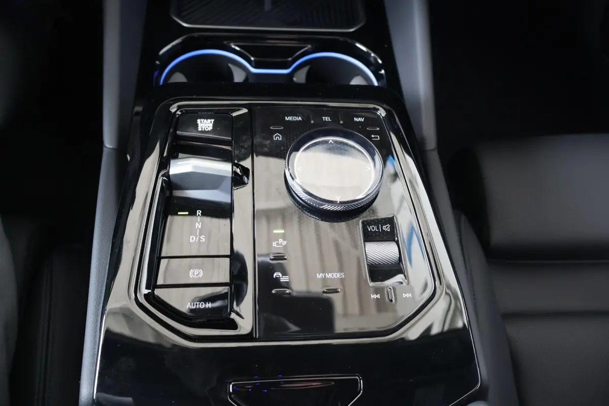550e xDrive | SOH 100% | M Sport | Glazen Panoramadak | Harman/Kardon | Stoelverwarming | Camera | Parkeersensoren voor en achter | Adaptive LED