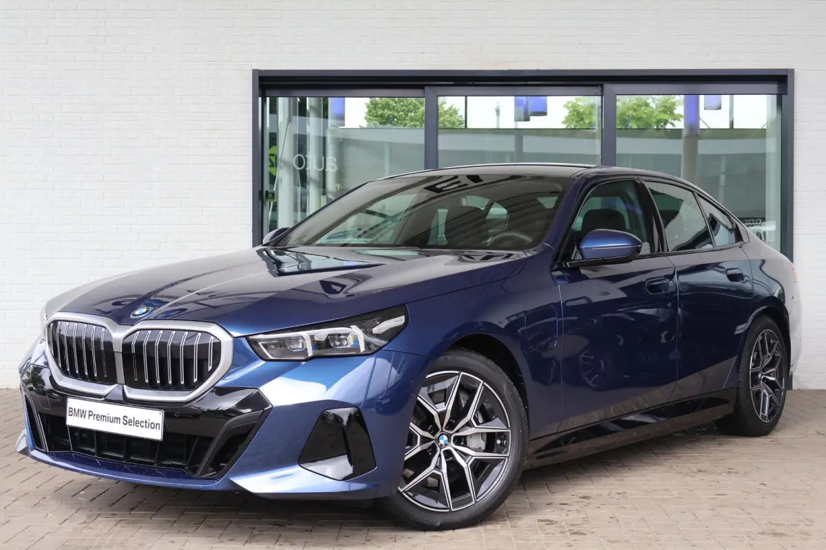 550e xDrive | SOH 100% | M Sport | Glazen Panoramadak | Harman/Kardon | Stoelverwarming | Camera | Parkeersensoren voor en achter | Adaptive LED