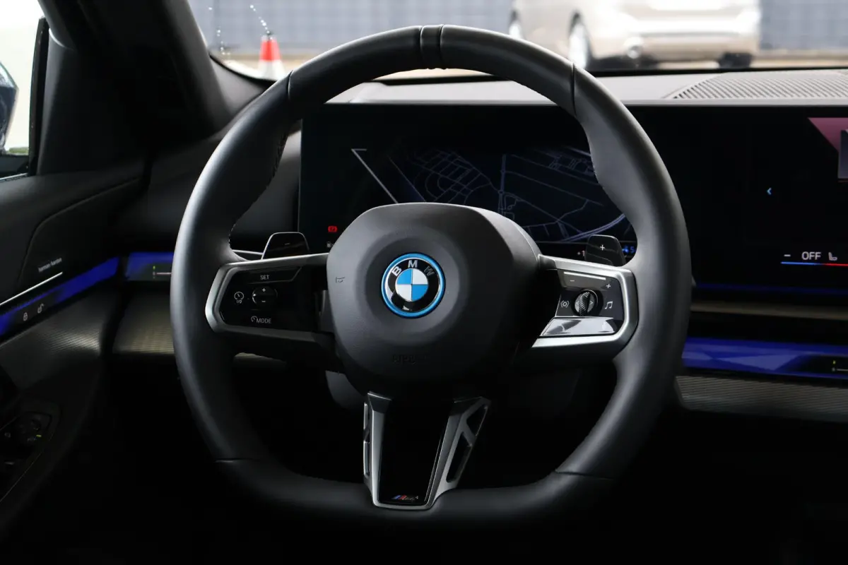 550e xDrive | SOH 100% | M Sport | Glazen Panoramadak | Harman/Kardon | Stoelverwarming | Camera | Parkeersensoren voor en achter | Adaptive LED
