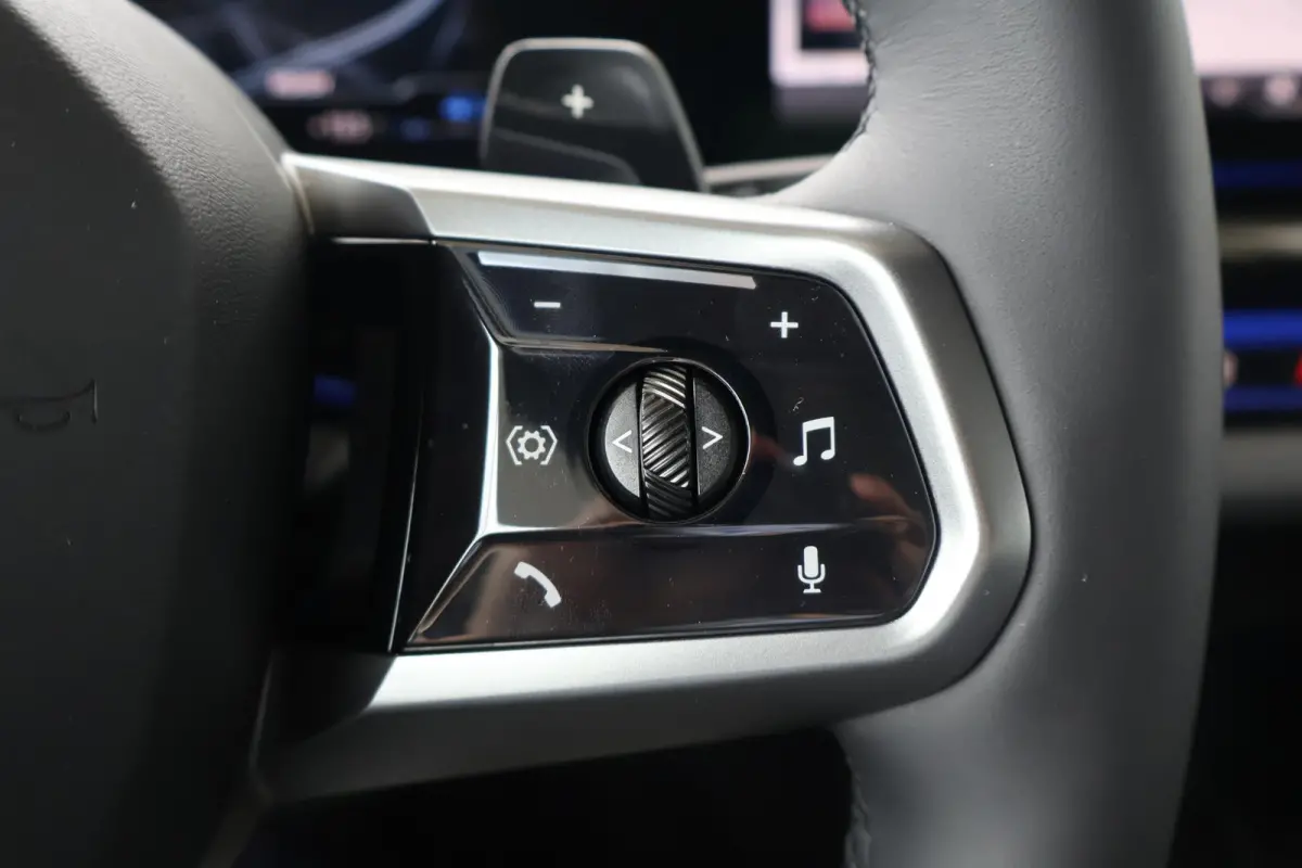 550e xDrive | SOH 100% | M Sport | Glazen Panoramadak | Harman/Kardon | Stoelverwarming | Camera | Parkeersensoren voor en achter | Adaptive LED