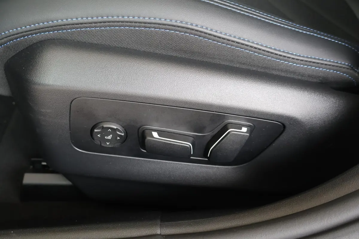 550e xDrive | SOH 100% | M Sport | Glazen Panoramadak | Harman/Kardon | Stoelverwarming | Camera | Parkeersensoren voor en achter | Adaptive LED