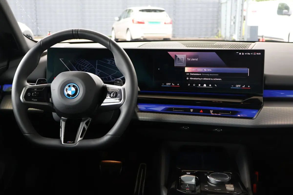 550e xDrive | SOH 100% | M Sport | Glazen Panoramadak | Harman/Kardon | Stoelverwarming | Camera | Parkeersensoren voor en achter | Adaptive LED