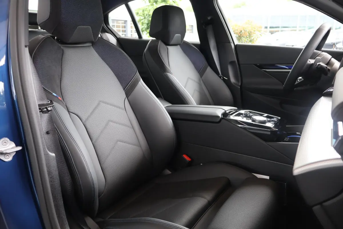 550e xDrive | SOH 100% | M Sport | Glazen Panoramadak | Harman/Kardon | Stoelverwarming | Camera | Parkeersensoren voor en achter | Adaptive LED