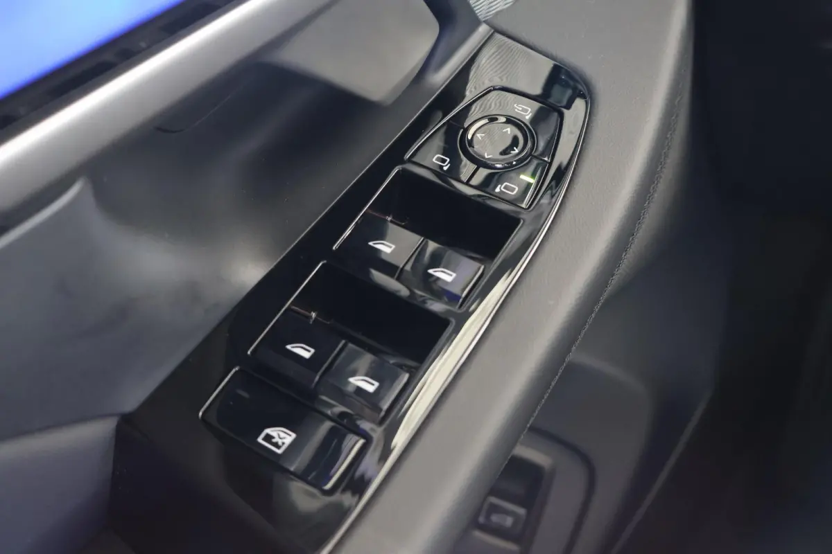 550e xDrive | SOH 100% | M Sport | Glazen Panoramadak | Harman/Kardon | Stoelverwarming | Camera | Parkeersensoren voor en achter | Adaptive LED