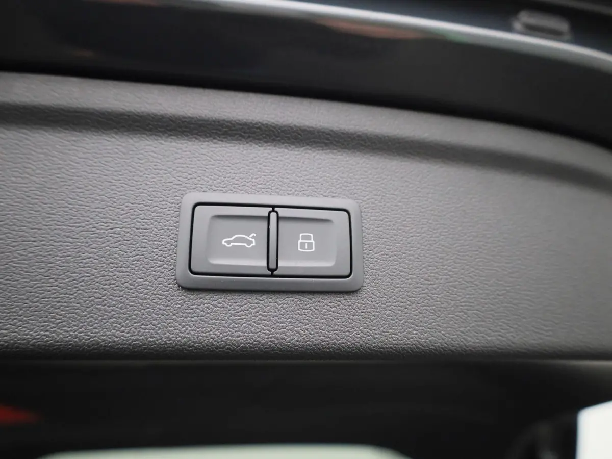 40 TFSI e Advanced edition l Adaptive cruise control l Achteruitrijcamera l SONOS Premium met 3D-geluid l Elektr. voorstoelen geh. best. l Climate control l Navigatie l Trekhaak l Stoelverwa